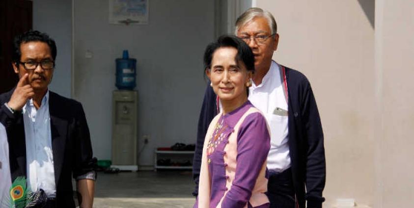 ဗိုလ်ချုပ်အောင်ဆန်းမွေးနေ့အထိမ်းအမှတ်အဖြစ် နေအိမ်တွင် သံဃာတော်များကို ဆွမ်းကပ်အပြီးတွင် ဒေါ်အောင်ဆန်းစုကြည်အား ၂၀၁၆ခုနှစ်၊ ဖေဖော်ဝါရီ ၁၃ရက်တွင် တွေ့ရစဉ်(ဓာတ်ပုံ- မင်းမင်း/မဇ္ဈိမ)