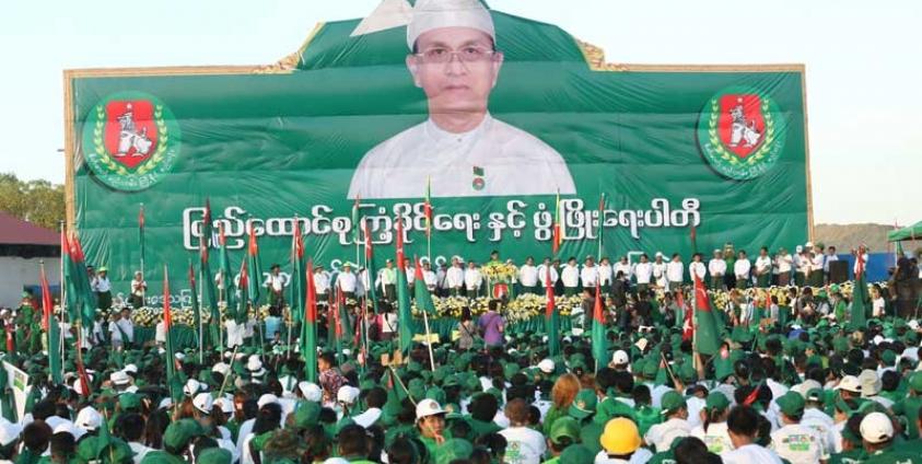 နောက်ဆုံးမဲဆွယ်မှုအဖြစ် ပြည်ခိုင်ဖြိုးပါတီမှ ၆ ရက်နိုဝင်ဘာ ၂၀၁၅ ညနေပိုင်းက ကမာကြည်တံတားအနီး သုဝဏ္ဏမြို့ဦးစေတီအနီး ဘော်လုံးကွင်းတွင် မဲဆွယ်စည်းရုံးသည့်မြင်းကွင်းအားတွေ့ရစဉ်။ ဓာတ်ပုံ -ဟောင်ဆာ(ရာမည)