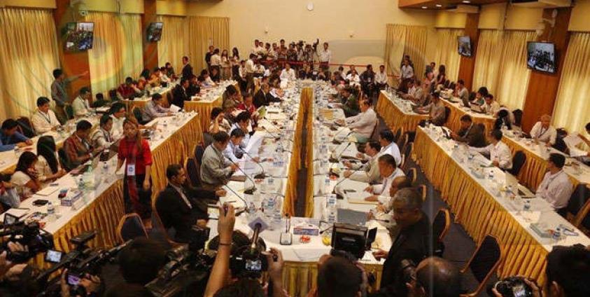 နိုင်ငံလုံးဆိုင်ရာ အပစ်အခတ်ရပ်စဲရေး ရ ကြိမ်မြောက် ဆွေးနွေပွဲ ၆ ရက်မြောက်နေ့ကို မတ်လ ၂၂ ရက်နေ့လည် ၁၂ နာရီတွင် ရန်ကုန်မြို့ရှိ Myanmar Peace Center ကျင်းပပြုလုပ်နေစဉ်။ (ဓာတ်ပုံ - သက်ကို၊ မဇ္ဈိမ)