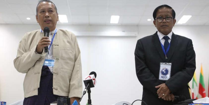 ပြည်ထောင်စု ငြိမ်းချမ်းရေးဖော်ဆောင်ရေး လုပ်ငန်းကော်မတီ နှင့် တစ်နိုင်ငံလုံး အပစ်အခတ်ရပ်စဲရေးဆိုင်ရာ ညှိနှိုင်းရေးအဖွဲ ့(NCCT) တို့ မြန်မာငြိမ်းချမ်းရေးစင်တာ (MPC) တွင် တွေ့ဆုံဆွေးနွေးပွဲအပြီး သတင်းစာရှင်းလင်းပွဲတွင် ဦးလှမောင်ရွှေ(ဝဲ) နှင့် NCCT အဖွဲ့ခေါင်းဆောင် ဦးနိုင်ဟံသာ(ယာ)တို့မှ မီဒီယာများကို ရှင်းလင်းဖြေကြားစဉ်။ ၁၅ သြဂုတ် ၂၀၁၄။ ဓာတ်ပုံ ဘိုဘို