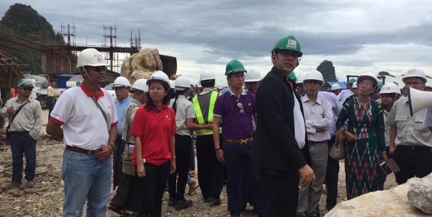 မွန်လွှတ်တော်ကိုယ်စားလှယ်များ MCL ဘိလပ်မြေစက်ရုံကို လေ့လာခဲ့စဉ်(Facebook)