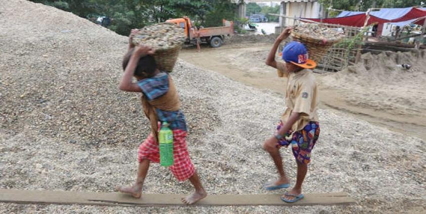 Child workers in Yangon carry sandstones in Pazundaung. Photo: Mizzima