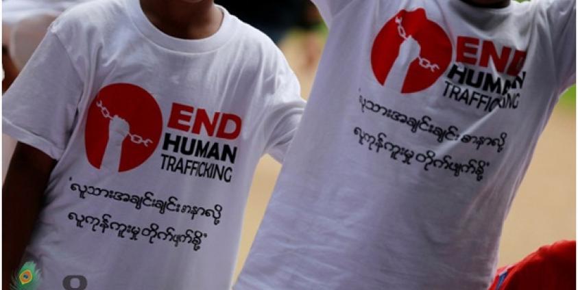 ၂၀၁၄ ခုနှစ် စက်တင်ဘာလ ၁၄ ရက်က ရန်ကုန်မြို့ ပြည်သူ့ရင်ပြင်တွင် ပြုလုပ်ကျင်းပသည့် မြန်မာနိုင်ငံလူကုန်ကူးမှု တိုက်ဖျက်ရေး နေ့တွင် လူသားအချင်းချင်း စာနာလို့ လူကုန်ကူးမှု တိုက်ဖျက်စို့ ဆိုသည့် ဆောင်ပုဒ်ပါ အင်္ကျီ ဝတ်ဆင်ထားသည့် ကလေးငယ်များကို တွေ့ရစဉ်။ ဓာတ်ပုံ - ဟိန်းထက်