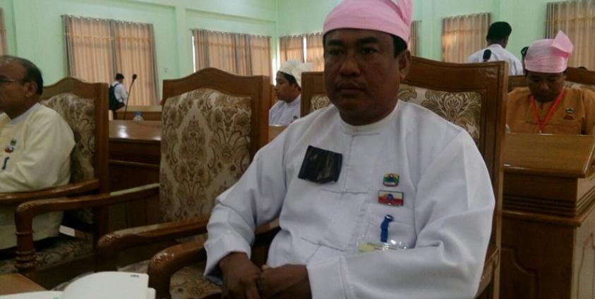 မတ် ၂၈ရက်က ရခိုင်ပြည်နယ် လွှတ်တော်တွင် ဖဲကြိုးနက် တပ်ဆင်ကာ ဆန္ဒဖော်ထုတ်သည့် ANP ပါတီဝင် အမတ်တစ်ဦး။ (ဓာတ်ပုံ- ကျော်မင်း၊ စစ်တွေ)