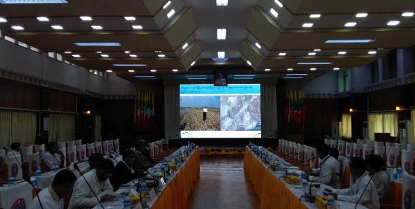 တရုတ်-မြန်မာ ပိုက်လိုင်းစောင့်ကြည့်ရေးကော်မတီ (MCPWC) မှ ရခိုင်ပြည်နယ်အစိုးရအဖွဲ့သို့ တင်ပြနေစဉ် (ဓာတ်ပုံ - RiA)