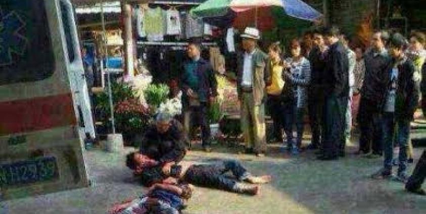 စျေးဝယ်ဖောက်သည်လုရာမှ ခုတ်ဖြတ်ခံရသောဝက်သားသည် (ဓါတ်ပုံ- Num Kham News)