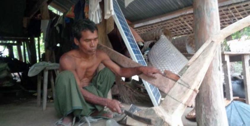 လယ်ထွန်ရန် စစ်တွေမြို့နယ်မှ လယ်သမား တစ်ဦးက မိရိုးဖလာ အပ်ကိုင်း ပြုလုပ်နေစဉ် (ဓါတ်ပုံ- နိရဥ္စရာ)