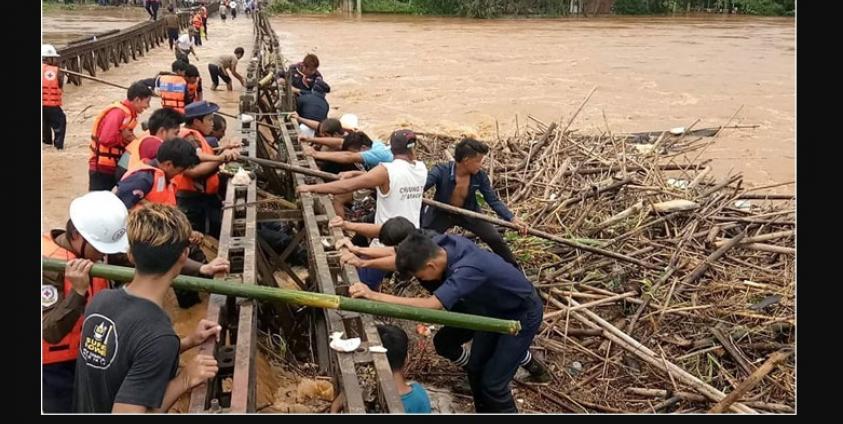 ဥရုချောင်းကြီးမှုကြောင့် လုံးခင်းသံတံတားမျောပါမသွားစေဖို့ အမှိိုက်များရှင်းလင်းနေစဉ်