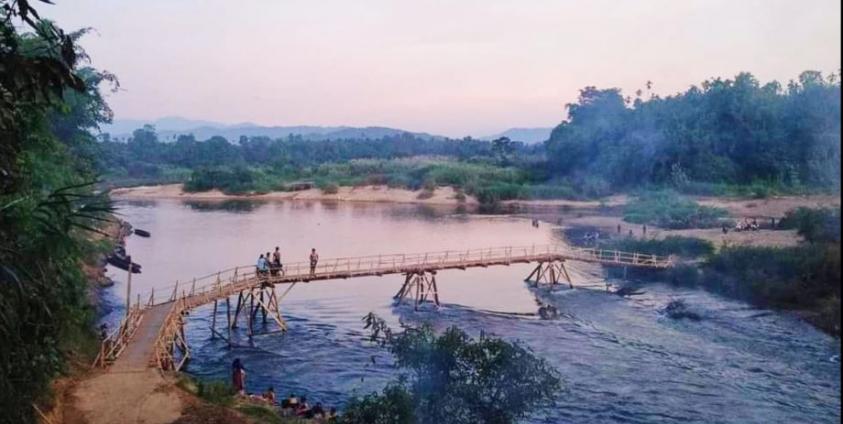 ဖျက်ဆီးခြင်းခံလိုက်ရသည့် ကျောင်းရွာချောင်းကူးတံတား (Credit: Men3)