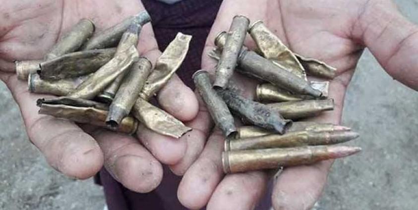 အစိုးရတပ်မှလျှောက်ပစ်သဖြင့် လူနေအိမ်များအားထိမှန်သော ကျည်ခွံများ