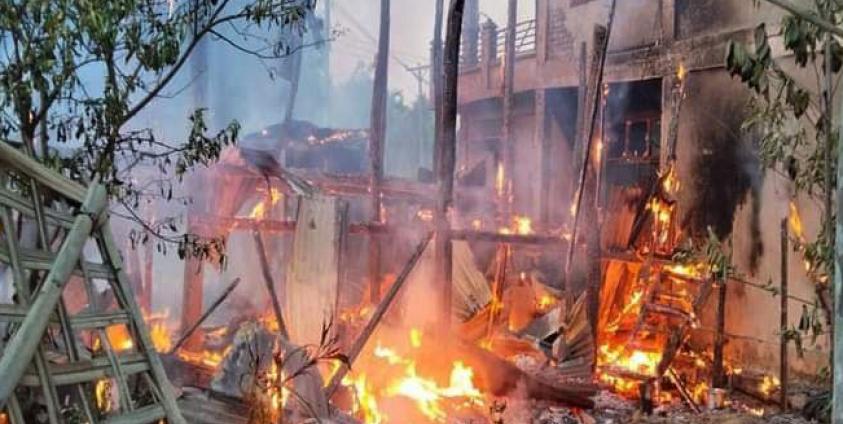 ဘူးသီးတောင်မြို့တွင် စစ်ကောင်စီရှို့မီးကြောင့် ပျက်စီးသွားသည့် နေအိမ်များ။ ဓာတ်ပုံ - Soe Pyae Nyo