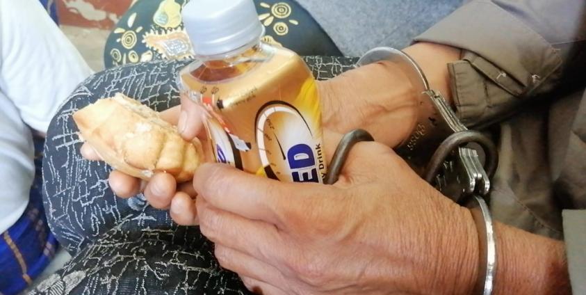 တရားရုံးချိန်းသို့ လာရောက်သော ဒေါဆိုရှေးတောင်သူ အမျိုးသမီးကြီးတစ်ဦး