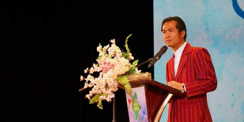 မန္တလေးသံစဉ်ဂန္တဝင်ပုံရိပ်နှင့် မငြိမ်းချမ်းလို့မဖြစ်ဘူး ဂီတပွဲတော်မှာ ကယားပြည်နယ်ဝန်ကြီးချုပ်ဦးအယ်လ်ဖောင်းရှို မိန့်ခွန်းပြောခဲ့စဉ်။ (ဓါတ်ပုံ- Kayah Gov Facebook)