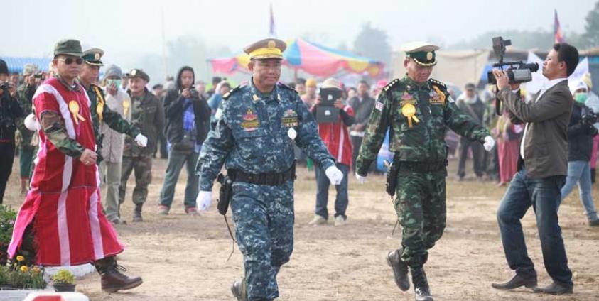 ၂၀၁၄ ခုနှစ် ဒီဇင်ဘာလ က ပြုလုပ်ကျင်းပသည့် ဒီကေဘီအေနေ့ အခမ်းအနားတွင် ဂုဏ်ပြုစစ်ချီတပ်မတော်သားများအား စစ်ဆေးနေသည့် ဗိုလ်ချုပ်စောမိုရှေးအားတွေ့ရစဉ်။ ဓာတ်ပုံ-ဟောင်ဆာ(ရာမည)