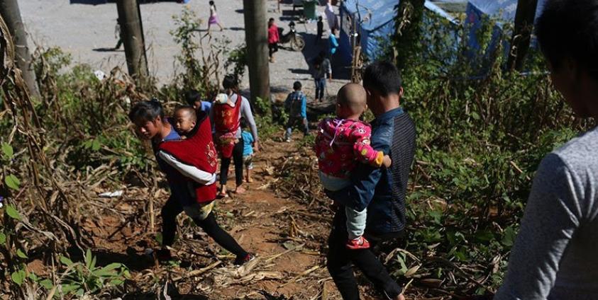 A picture made available on 23 November 2016 of Myanmar refugees carrying children and their belongings arriving at a refugee camp near the border of China and Myanmar in Wanding town, Ruili city of Yunnan province in southwest China, 21 November 2016. Photo: EPA