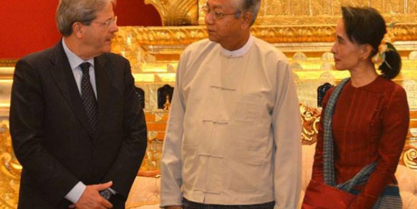 အီတလီနိုင်ငံခြားရေးဝန်ကြီးမစ္စတာ ပါရိုလို ဂျန်တီလိုနီ နှင့် သမ္မတ ဦးထင်ကျော်၊နိုင်ငံခြားရေးဝန်ကြီး ဒေါ်အောင်ဆန်းစုကြည်တို့ ဧပြီ ၆ရက်နေ့တွင် တွေ့ဆုံစဉ်။