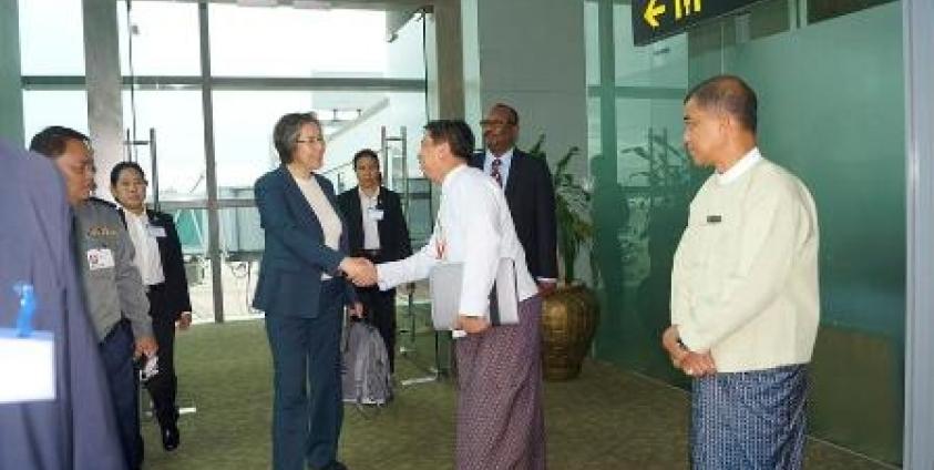 ဇွန် ၁၉ရက် နေ့လည်က ရန်ကုန်လေဆိပ်သို့ ရောက်ရှိလာသည့် မစ္စ ယန်ဟီးလီ။ ဓာတ်ပုံ-MOI