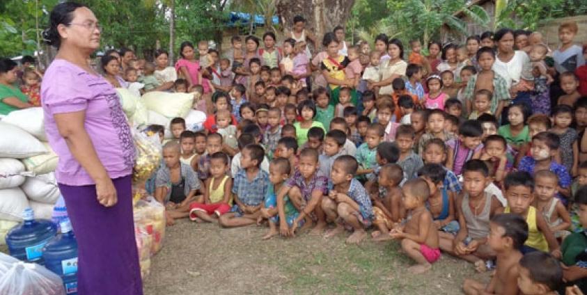 ရိက္ခာများအား စပါးဆိပ်ကျေးရွာတွင် ကူညီပေးနေစဉ် (ဓါတ်ပုံ- နိရဥ္စရာ)