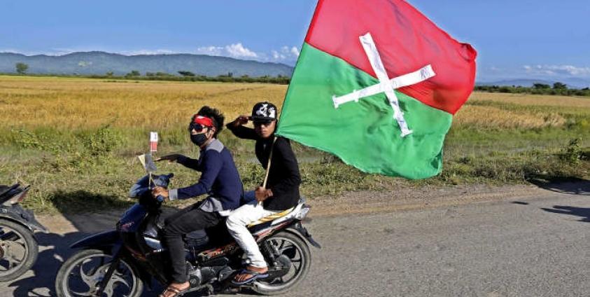 ကချင်အလံကို ကိုင်ဆောင်ကာ ဆိုင်ကယ်စီးလာသည့် လူငယ်နှစ်ဦးကို ကချင်ပြည်နယ်၊ မြစ်ကြီးနားမြို့၌ ရွေးကောက်ပွဲကာလ အတွင်း တွေ့ရစဉ်။ (ဓာတ်ပုံ-အီးပီအေ)