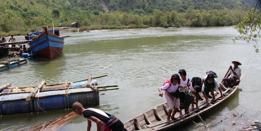 မုန်တိုင်းကြောင့် တံတားပြိုပျက်ပြီးနောက် သရက်ချောင်းကျေးရွာနှင့် အနီးဝန်းကျင်မှ ကလေးငယ်များသည် လောင်းချောင်းအထကသို့ ဤကဲ့သို့ ကူးတို့လှေဖြင့် ချောင်းကို ဖြတ်သန်း ကျောင်းတက်နေကြရသည်။