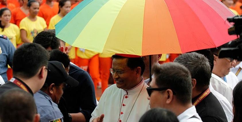 (File) Cardinal Charles Maung Bo (C) visits a prison facility in Cebu City, Philippines, 26 January 2016. Photo: EPA