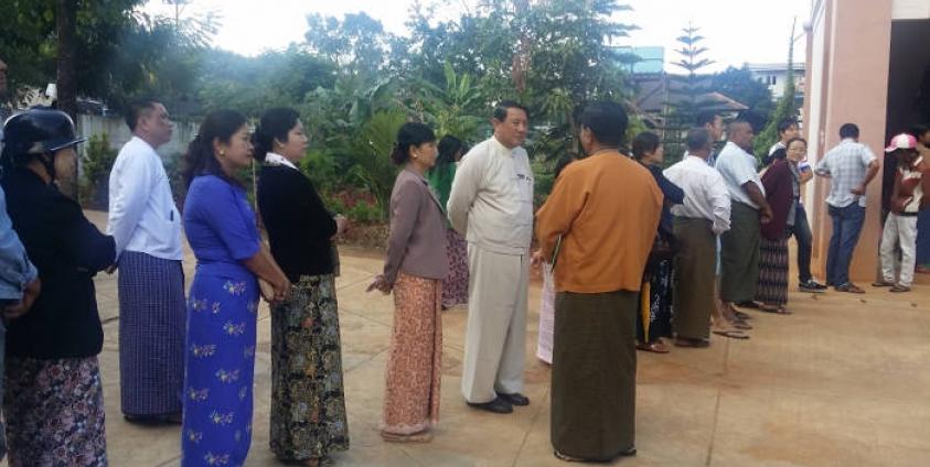 ရှမ်းပြည်နယ်ဝန်ချုပ်ဦးစဝ်အောင်မြတ်နှင့်ဇနီး အထက၁ တောင်ကြီးရှိမဲရုံ၂တွင်မဲပေးရန် တန်းစီနေစဉ်