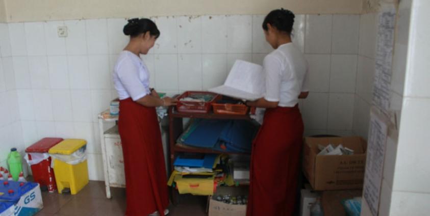 ကရင်ပြည်နယ် ကော့ကရိတ်မြို့ရှိ ကော့ကရိတ်ပြည်သူ့ဆေးရုံအတွင်းရှိ တာဝန်ထမ်းဆောင်နေသည့် သူနာပြု နှစ်ဦးအား ၂၀၁၃ ခုနှစ် သြဂုတ်လ ရ ရက်ကတွေ့ရစဉ်။ ဓာတ်ပုံ - ဟောင်ဆာ (ရာမည)