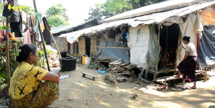 ရခိုင်ရှိ စစ်ဘေးရှောင်စခန်းများတွင် ဖြစ်သလိုနေနေကြရသည့် စစ်ဘေးရှောင်အချို့အား တွေ့ရစဉ်။