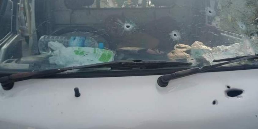 ပစ်ခတ်ခံခဲ့ရသည့် ရာဖူးရွာသစ်ကျောင်းကားအား တွေ့ရစဥ် (CJ)