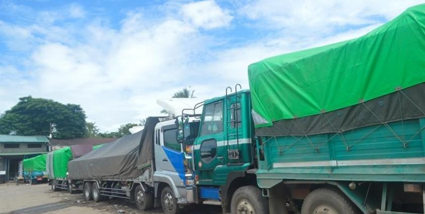  စျေးကြိုကားဝင်းအတွင်း ကုန်တင်ကားကြီးများ ရပ်နားထားစဉ်(MNA)