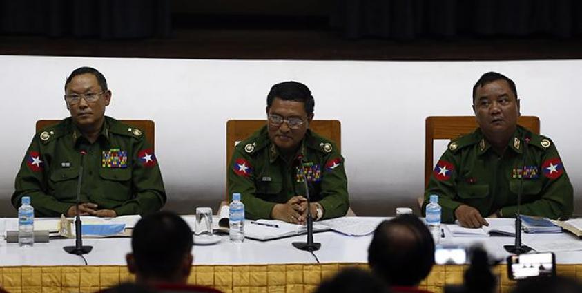 ပုံ - EPA ဗိုလ်ချုပ်စိုးနိုင်ဦး တပ်မတော်သတင်းမှန်ပြန်ကြားရေးအဖွဲ့ သတင်းစာ ရှင်းလင်းပွဲလုပ်နေစဉ် (ဗိုလ်ချုပ်စိုးနိုင်ဦး- အလယ် မျက်မှန်တပ်ထားသူ)