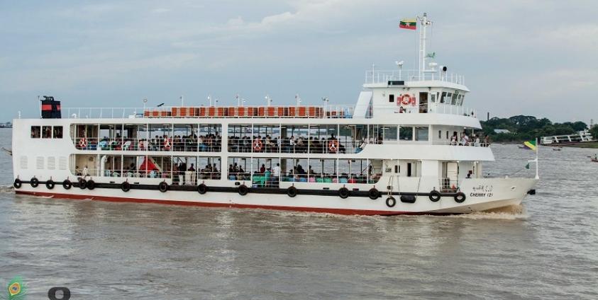 ချယ်ရီသင်္ဘောဖြင့် ရန်ကုန်-ဒလ ကူးသန်းသွားလာနေသော ခရီးသည်များ(ဓာတ်ပုံ- ဟောင်ဆာ(ရာမည)/မဇ္ဈိမ)