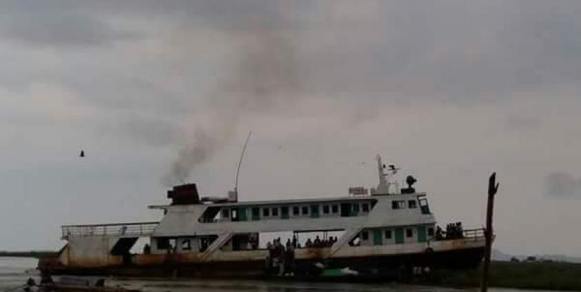 The Aung Takon 2 ferry aground near Ponnagyun