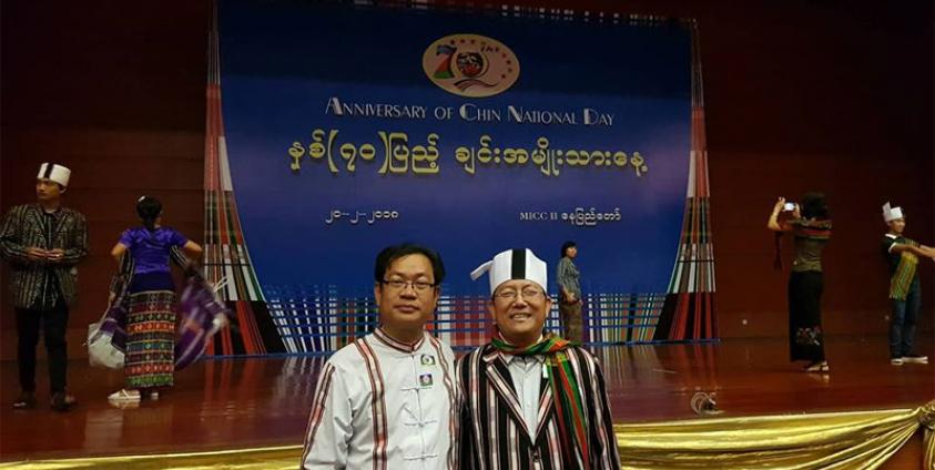 ချင်းပြည်နယ် ဝန်ကြီးဟောင်း ဆလိုင်းအိုက်ဇင်ခင်နှင့် ချင်းပြည်နယ် စည်ပင်သာယာရေး ၊ လျှပ်စစ်နှင့် စက်မှုလက်မှုဝန်ကြီးသစ် ဖြစ်လာသူ ဒုတိယဗိုလ်မှူးကြီးဟောင်း ဦးစိုးထက်တို့အား အတူတွေ့ရစဉ်။ ဓာတ်ပုံ-ဆလိုင်းအိုက်ဇက်ခင်