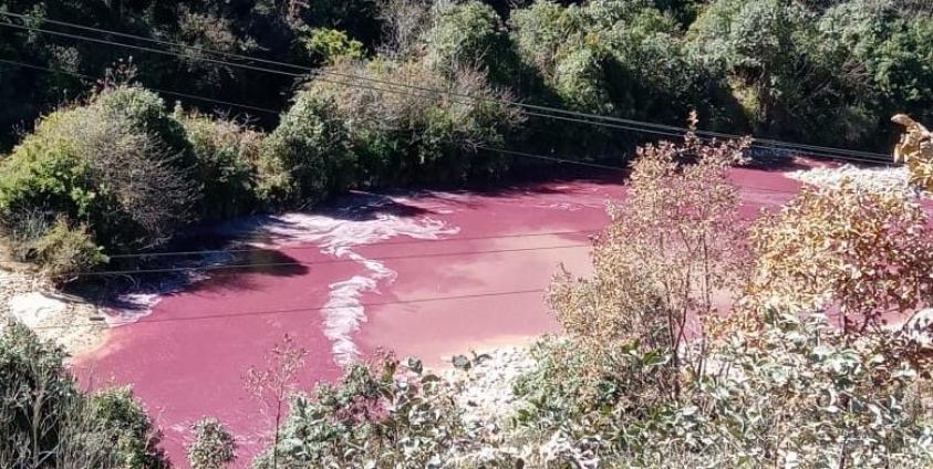 ချီဖွေချောင်းရေ အနီရောင်ပြောင်းနေ