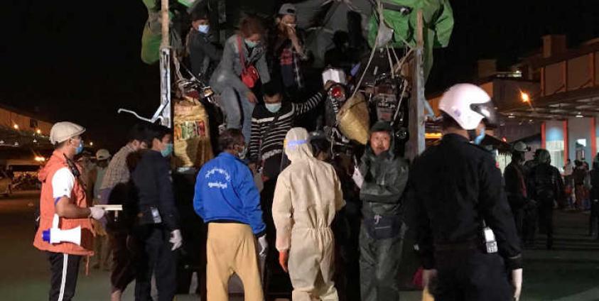 Photo by SHAN- ၄၈ နာရီကြာ ကားစီးပြီးနောက် တရုတ်မှပြည်တော်ပြန်လာသူများ မေလ ၄ ရက်နေ့ညက တောင်ကြီးမြို့ ကားကြီးကွင်းသို့ ရောက်ရှိ 