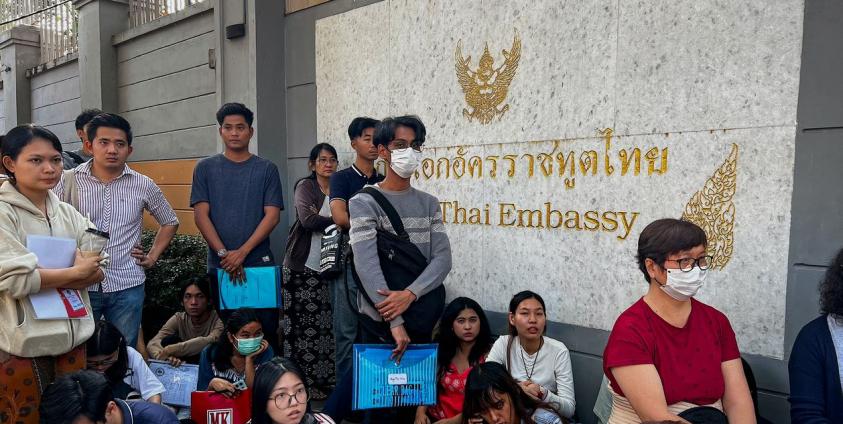 ရန်ကုန်ရှိ ထိုင်းသံရုံးရှေ့တွင် ဗီဇာလျှောက်ရန် စောင့်ဆိုင်းနေကြသူများ။ ဓာတ်ပုံ - AFP