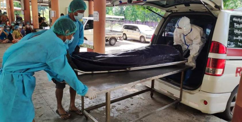 ကိုဗစ်ကြောင့် သေဆုံးသွားသူကို သဂြိုဟ်ရန် သယ်ယူသွားစဉ် (Internet)