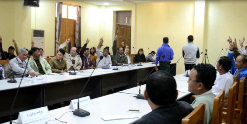 ကယားပြည်နယ် အစိုးရရုံးအစည်းဝေးခန်းမမှာ ဗိုလ်ချုပ်အောင်ဆန်းကြေးရုပ် ဆောက်လုပ်မယ့် ကိစ္စနဲ့ပါတ်သက်ပြီး အစည်းဝေးလုပ်နေကြစဉ်