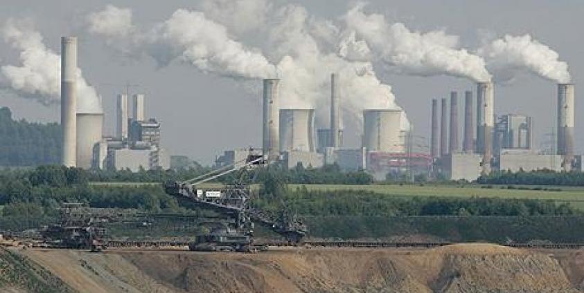 ကျာက်မီးသွေးသုံးလျှပ်စစ်စက်ရုံမှ မီးခိုးပြာများထွက်နေပုံ