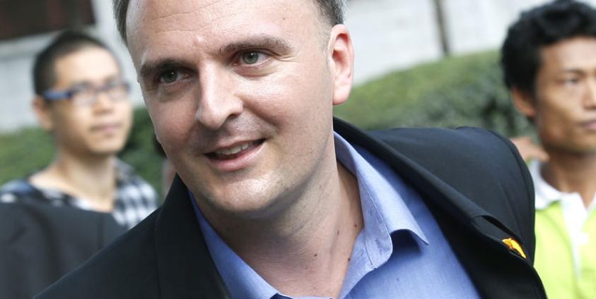 British rights activist for migrant workers, Andy Hall (C) arrives for his trial at the Phra Khanong Provincial Court in Bangkok, Thailand, 29 October 2014. Photo: Narong Sangnak/EPA