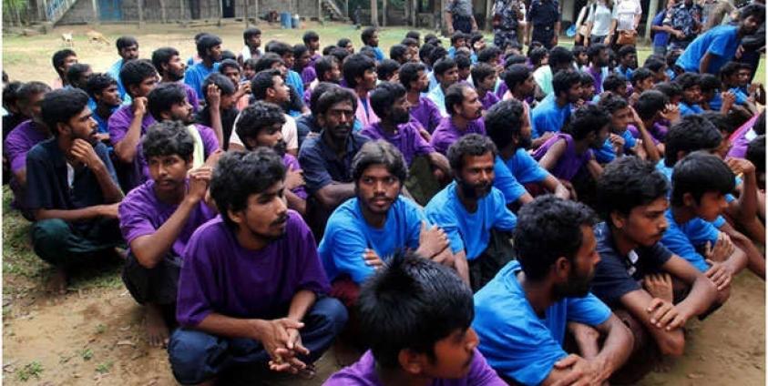 မြန်မာ့တပ်မတော်က ကယ်ဆယ်ထားသည့် ပင်လယ်ပြင်မှ လှေစီးဒုက္ခသည်များကို ရခိုင်ပြည်နယ် မောင်တောမြို့နယ်အတွင်း အလယ်တန်းကျော်ရွာတွင် မေ ၂၃ ရက်က တွေ့ရစဉ်။ (ဓာတ်ပုံ - အီးပီအေ)