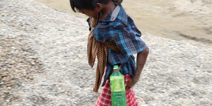 ရန်ကုန်မြို့အတွင်းရှိ အုတ်၊ သဲ၊ ကျောက်လုပ်ငန်းခွင်တခုရှိ ကလေးလုပ်သားတစ်ဦးကို တွေ့ရစဉ်။ (ဓာတ်ပုံ-ဟိန်းထက်)