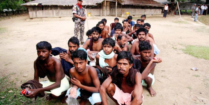 မြန်မာ့တပ်မတော်က ကယ်ဆယ်ထားသည့် ပင်လယ်ပြင်မှ လှေစီးဒုက္ခသည်များကို ရခိုင်ပြည်နယ် မောင်တောမြို့နယ်အတွင်း အလယ်တန်းကျော်ရွာတွင် မေ ၂၃ ရက်က တွေ့ရစဉ်။ (ဓာတ်ပုံ - အီးပီအေ)