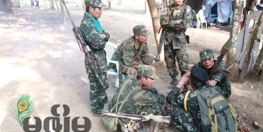 ကရင်ပြည်နယ် ကေအန်ယူထိမ်းချုပ်ရာဒေသဖြစ်သည့် လောခီးလာ တပ်စခန်းတွင် ၂၀၁၄ ခုနှစ် ဇန်နဝါရီလ ၂၀ ရက်နေ့မှ ၂၂ ရက်အထိ ကျင်းပသည့် တိုင်းရင်းသား လက်နက်ကိုင်များအဖွဲ့ ညီလာခံတွင် လုံခြံုရေးယူထားသည့် KNU တပ်သားများအားတွေ့ရစဉ် (ဓာတ်ပုံ - ဘိုဘို)