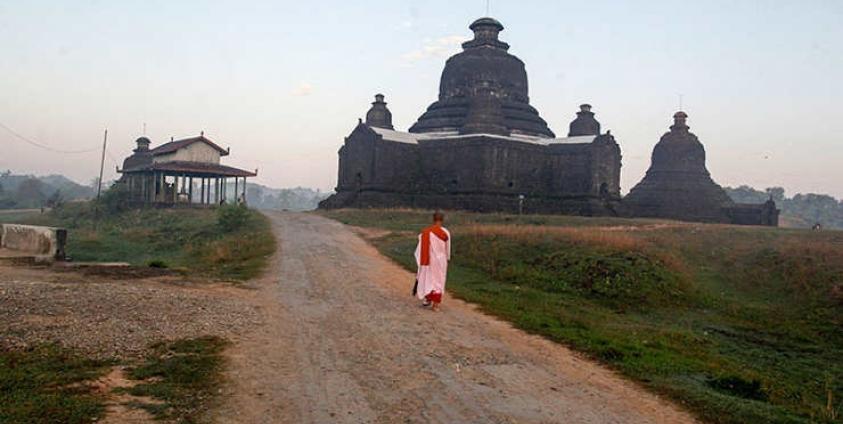 A Buddhist nun walks along a road near an ancient pagoda at Mrauk U, Rakhine State, western Myanmar, 26 October 2015. Photo: Nyunt Win/EPA