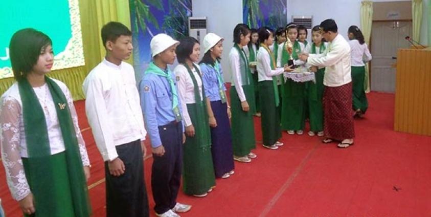 ၂၀၁၅ တက္ကသိုလ် စာမေးပွဲတွင် ရခိုင်မှ ထူးချွန်စွာ အောင်မြင်ခဲ့ကြသည့် တက္ကသိုလ်ဝင်တန်း ကျောင်းသား/သူများနှင့် စာပြတော်သည့် ဆရာ ဆရာမများကို ၅-၇-၂၀၁၅ နေ့က စစ်တွေတွင် ဆုချီးမြှင့်ခဲ့သည်။