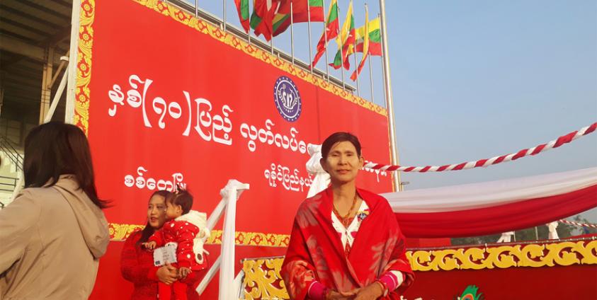 ရခိုင်ပြည်နယ်၏ စံပြမိခင်ဆုကို အနိုင်ရရှိသူ ဒေါ်ခင်သိန်းလှ။ ဓာတ်ပုံ- RiA