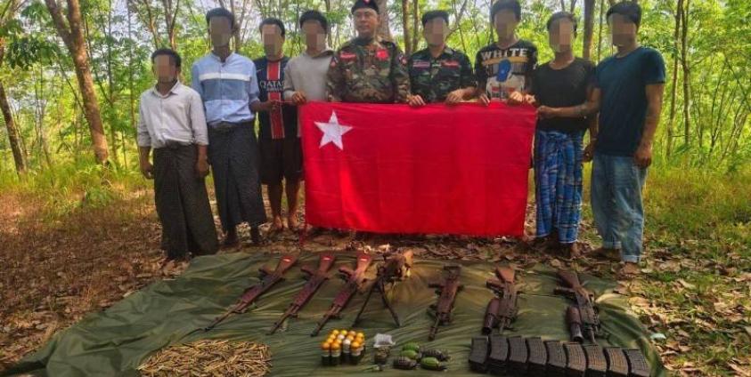 ဖေဖော်ဝါရီ ၁၉ ရက်နေ့တွင် ဒေါနစစ်ကြောင်းထံ ခိုလှုံလာသည့် ပြည်သူ့စစ်မှုထမ်းသင်တန်းဆင်း တပ်သား ၇ ဦး။