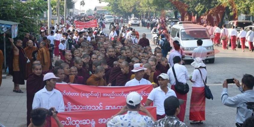 Thousands of people, including Buddhist monks, marched in opposition to naming the new Mon State bridge after Bogyoke Aung San (Photo: MNA).